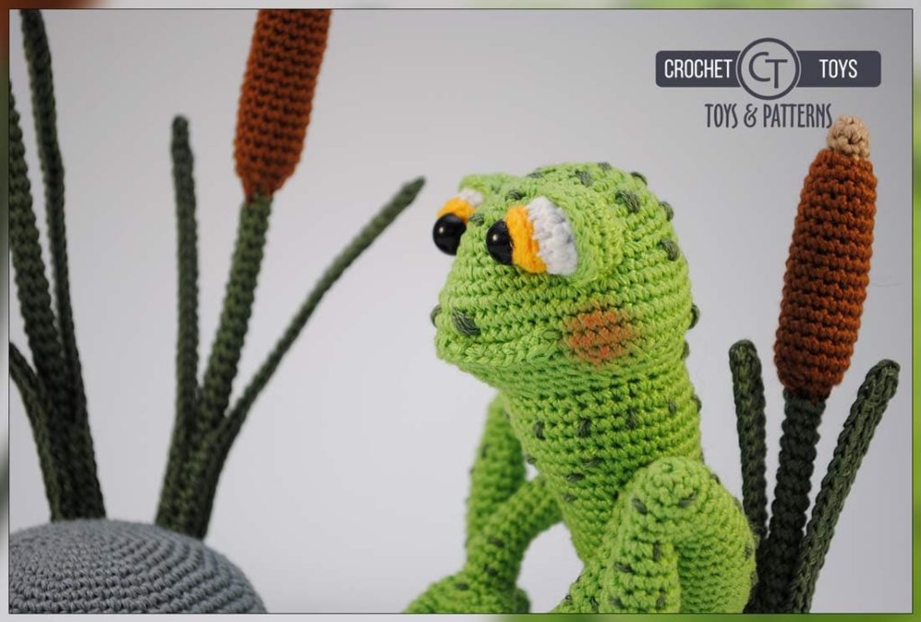 Crochet frog