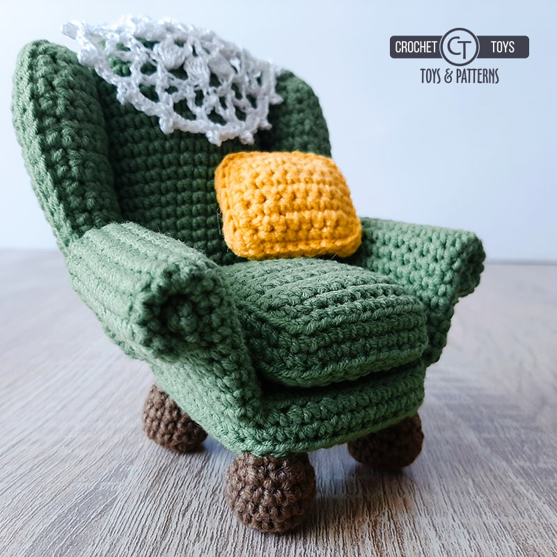 Вязаное миниатюрное кресло